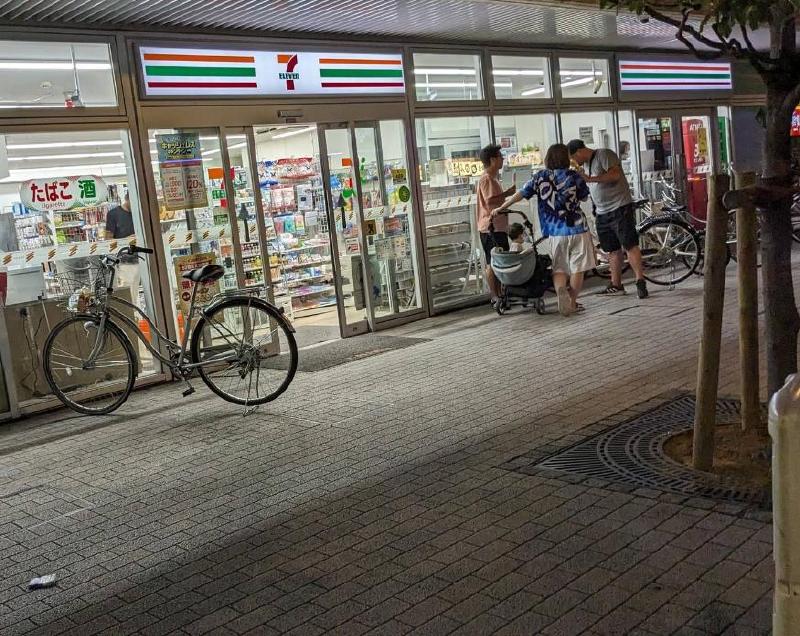 コンビニ　セブンイレブン（コンビニ）まで200m