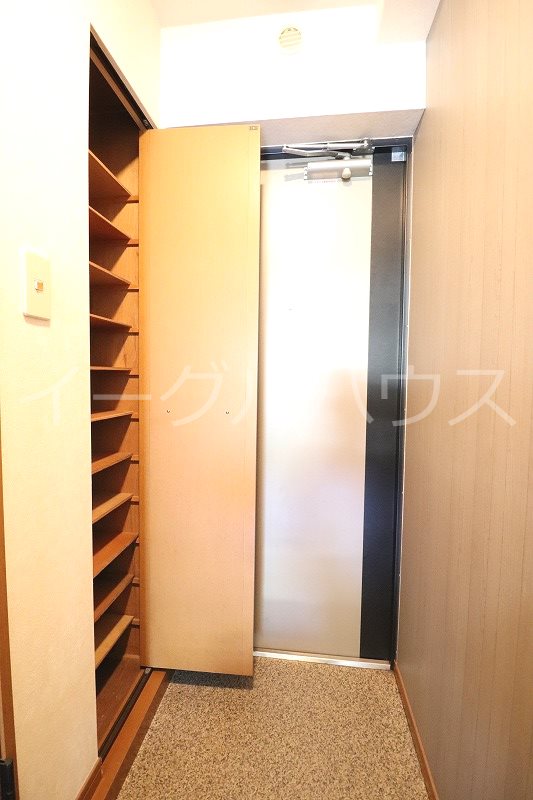 玄関　退去予定のため別部屋写真使用