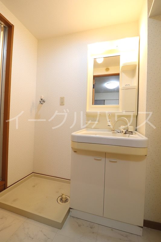 洗面設備　退去予定のため別部屋写真使用