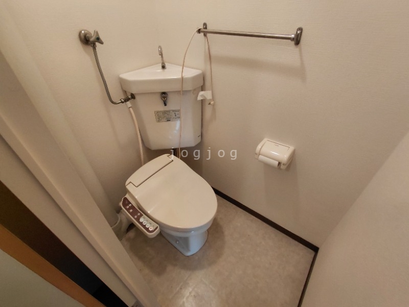 トイレ　嬉しい温水洗浄便座付きのトイレです。