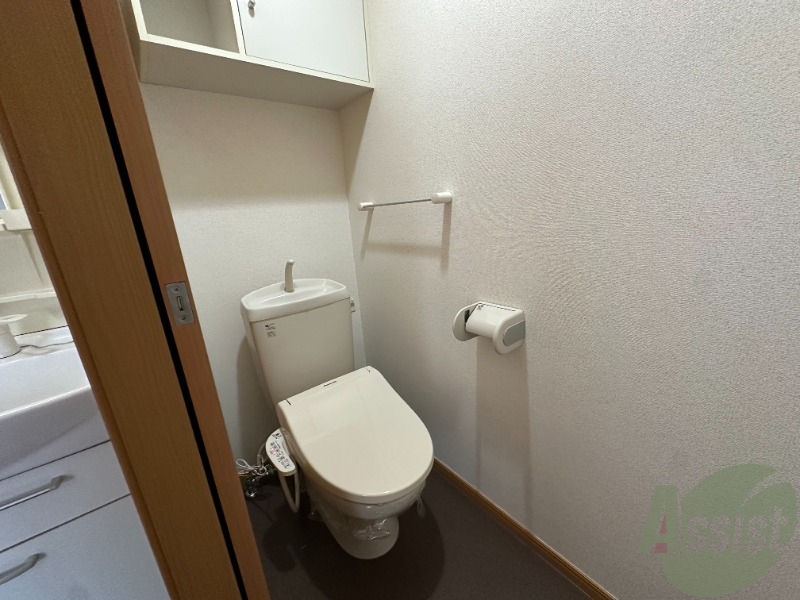 トイレ　お手洗いは嬉しい機能ウォシュレット付きです。