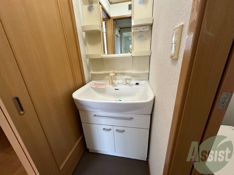 洗面設備　独立洗面台なので身支度時はコチラでどうぞ。