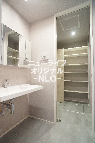 洗面設備　スタイリッシュなデザインが素敵な朝を演出してくれる洗面カウン