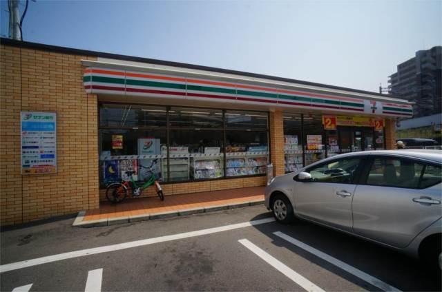 コンビニ　セブンイレブン 博多吉塚1丁目店（コンビニ）まで85m