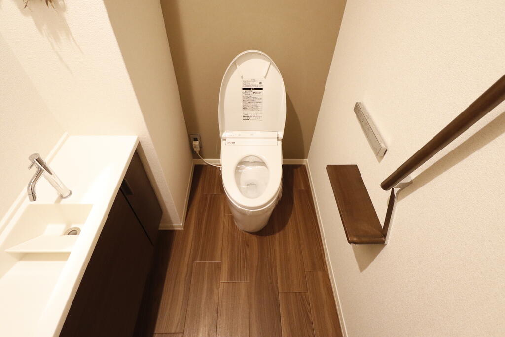 トイレ　温水洗浄便座付きのトイレです♪