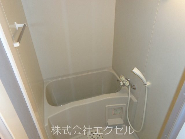 バス・シャワールーム　ゆったりした浴室です。
