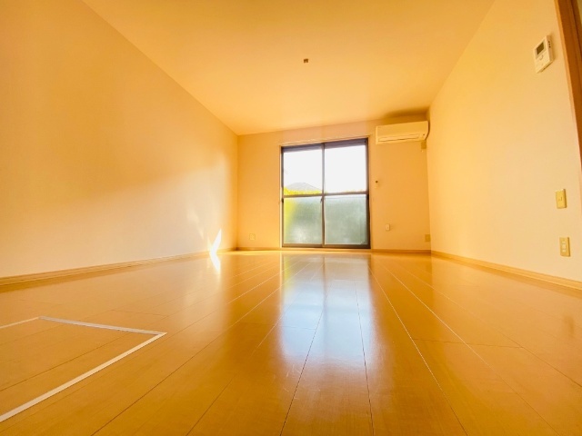 居室・リビング　同一建物内１０１号室内装写真転載
