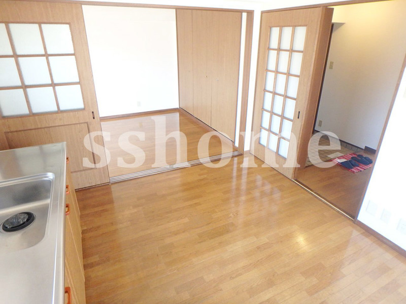 居室・リビング　窓もあり明るいお部屋です☆