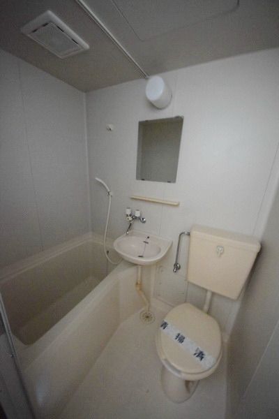 バス・シャワールーム　★お風呂とトイレ一緒ですが快適ですよ★