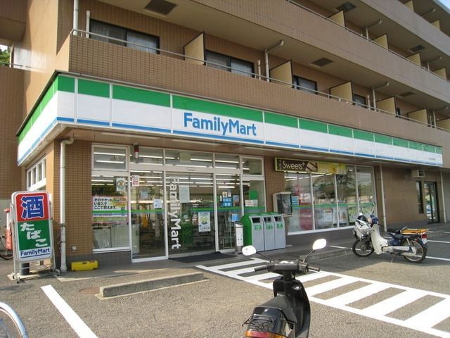 コンビニ　ファミリーマート（コンビニ）まで400m