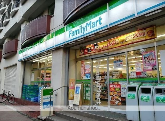 コンビニ　ファミリーマート新宿中央公園店（コンビニ）まで267m