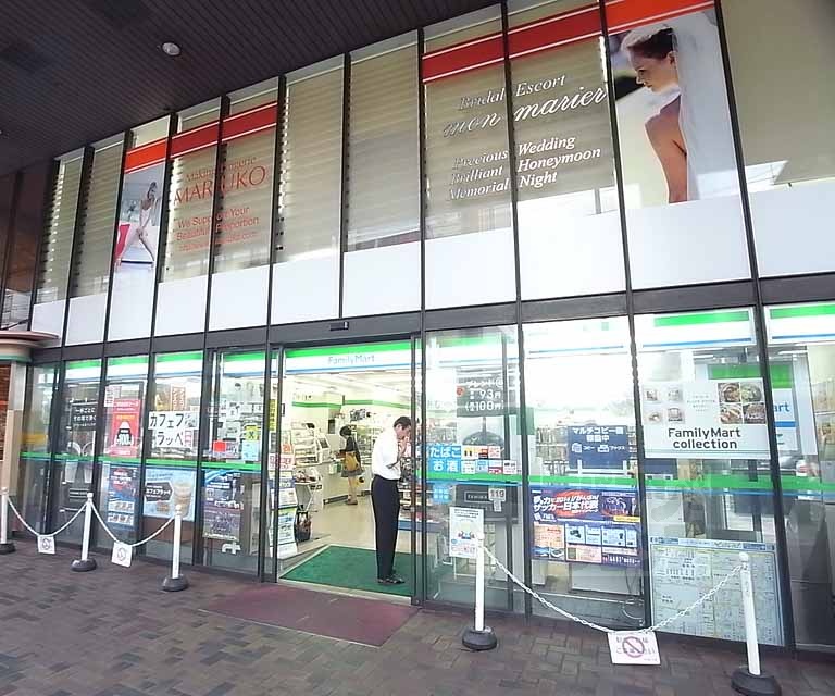 コンビニ　ファミリーマート河原町三条店（コンビニ）まで450m