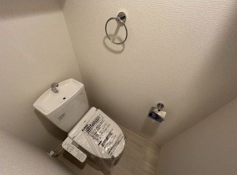 トイレ　落ち着いた色調のトイレです