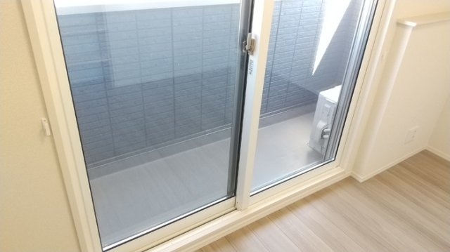 バルコニー　掲載写真は同型の左右反転の部屋を掲載しております。仕様等が異