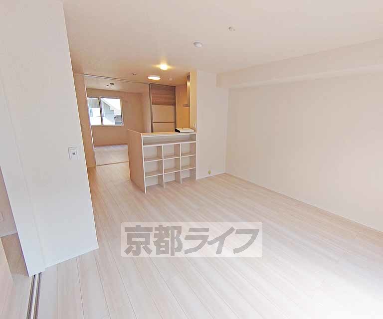 ソレアード嵯峨IIの居間写真