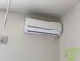 その他設備　エアコンはお部屋の角に、シーズン問わず活躍ですね