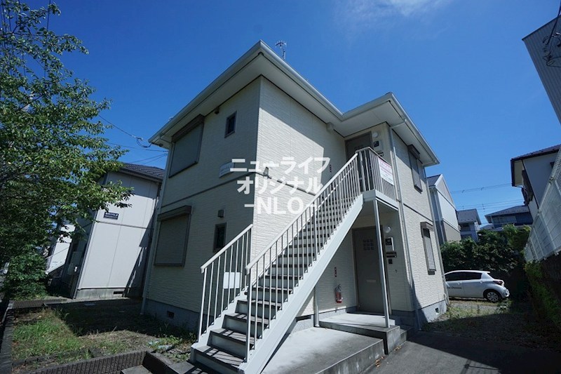 建物外観　防犯を意識したシャッター付窓のある建物できす。