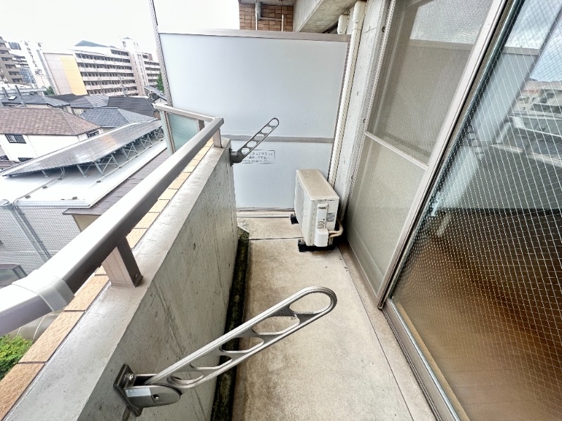 バルコニー　明るいバルコニーですね。