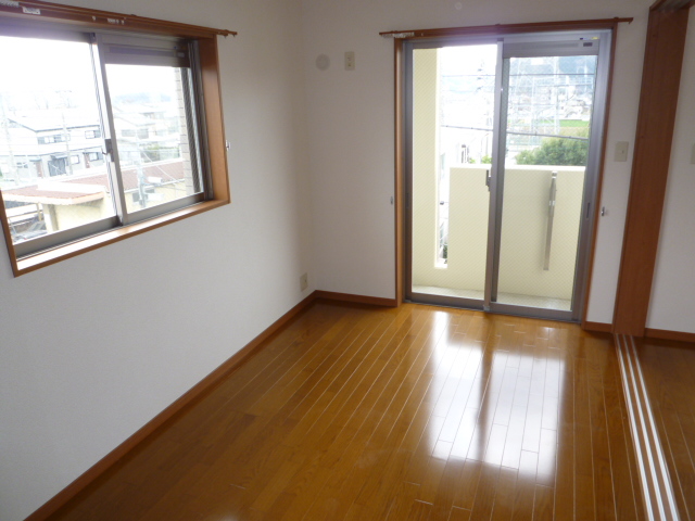 その他部屋・スペース　角部屋なので横にも窓があり室内が明るいです