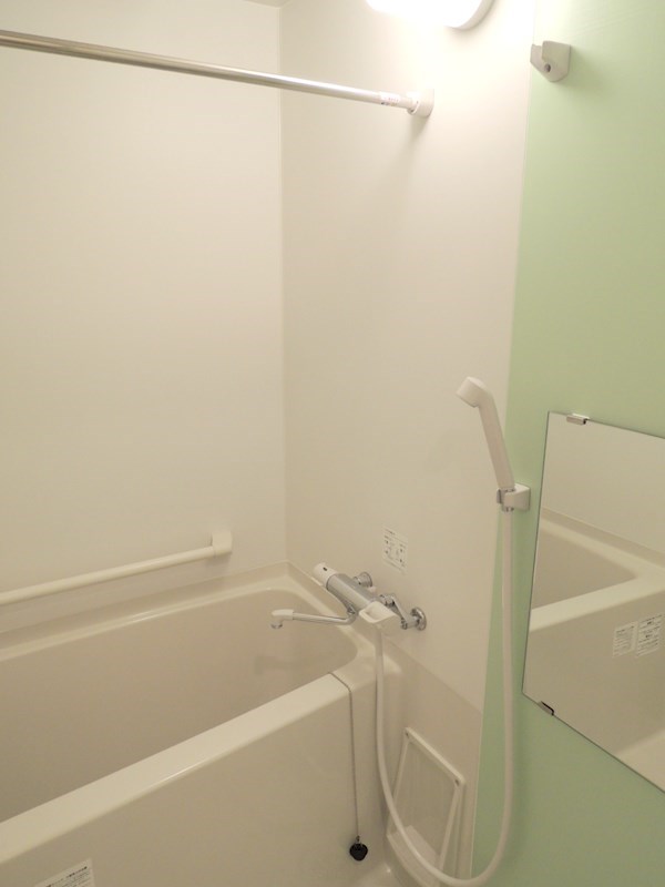 バス・シャワールーム　カラーパネルの明るいバスルームです