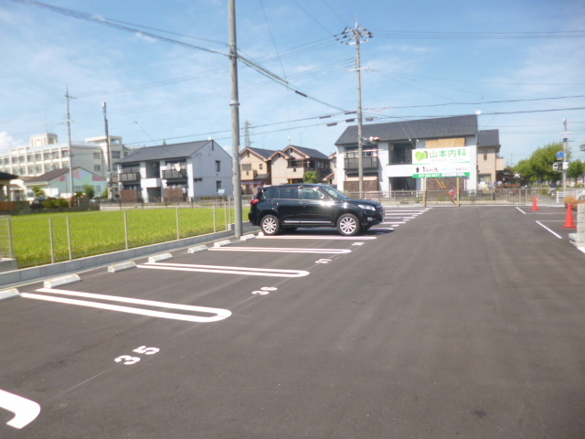 【グランシャリオ二町　A棟の駐車場】