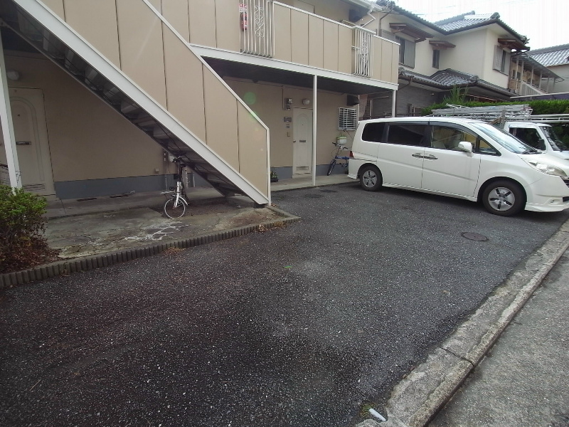 【神戸市垂水区野田通のアパートの駐車場】