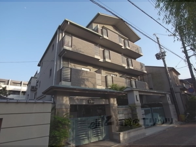 京都市東山区梅宮町のマンションの建物外観