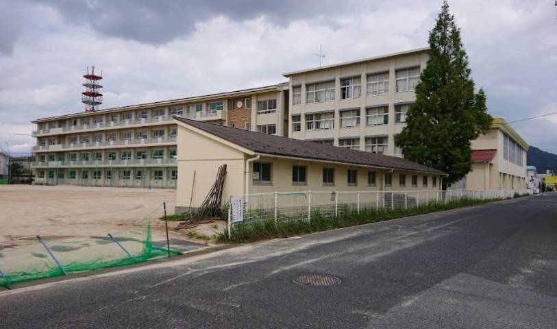 中学校　南中学校（中学校）まで401m
