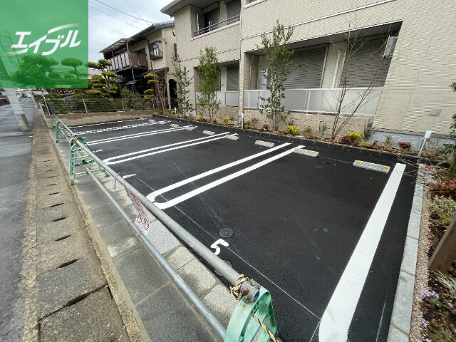 【シャーメゾン　ラヴニーナ　セカンドの駐車場】