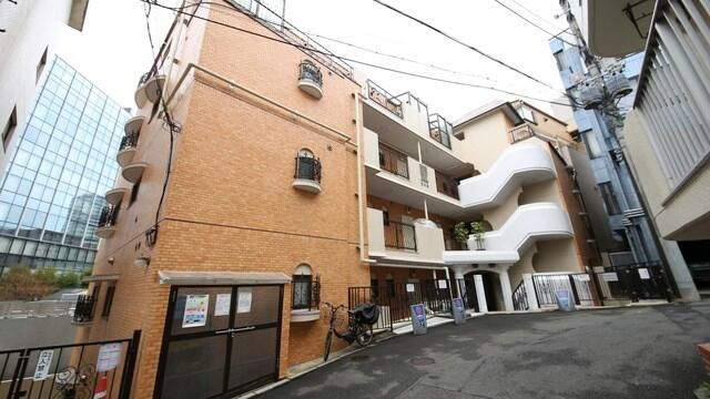 新宿区荒木町のマンションの建物外観