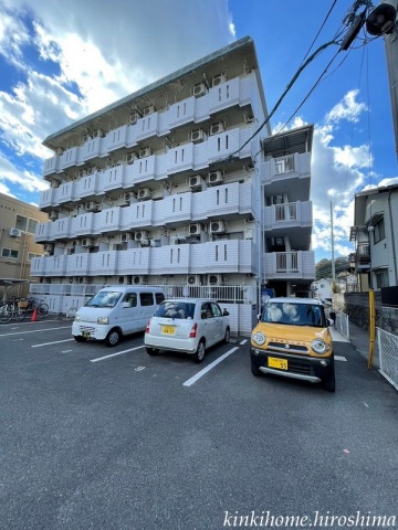 【広島市佐伯区三宅のマンションの建物外観】