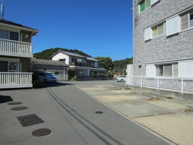 【鳴門市撫養町小桑島のアパートの駐車場】