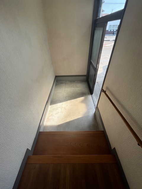 西本折町アパートの玄関写真