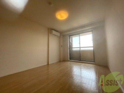 居室・リビング　こちらがリビングです。窓から陽が差し込んで明るいお部屋ですね