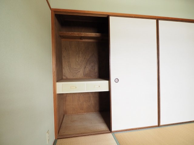 収納　押入があるのでしっかり収納できますね。