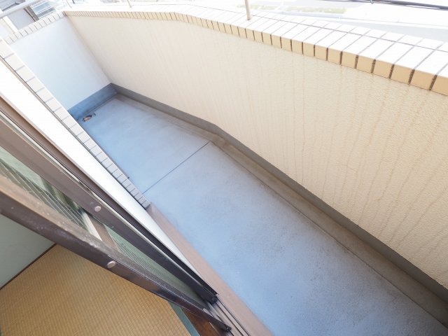 バルコニー　広々としたバルコニーですね。