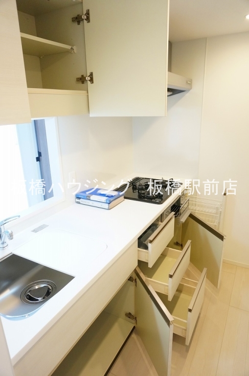 キッチン　収納豊富なカウンターキッチン