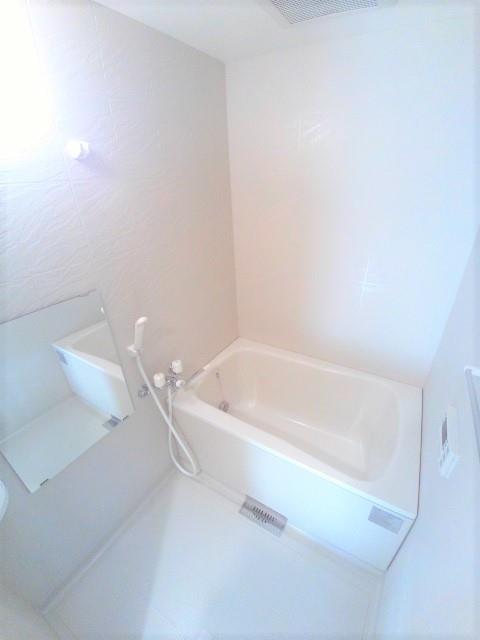 バス・シャワールーム　清潔感のある浴槽です!!!