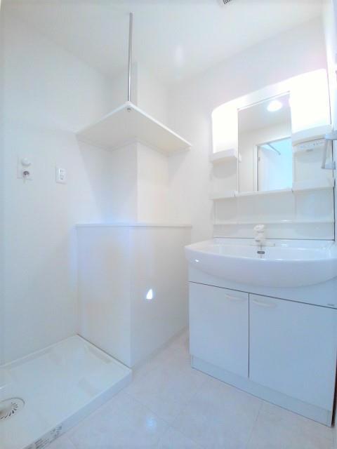 洗面設備　洗面所にはタオルなどがおける棚付き!!