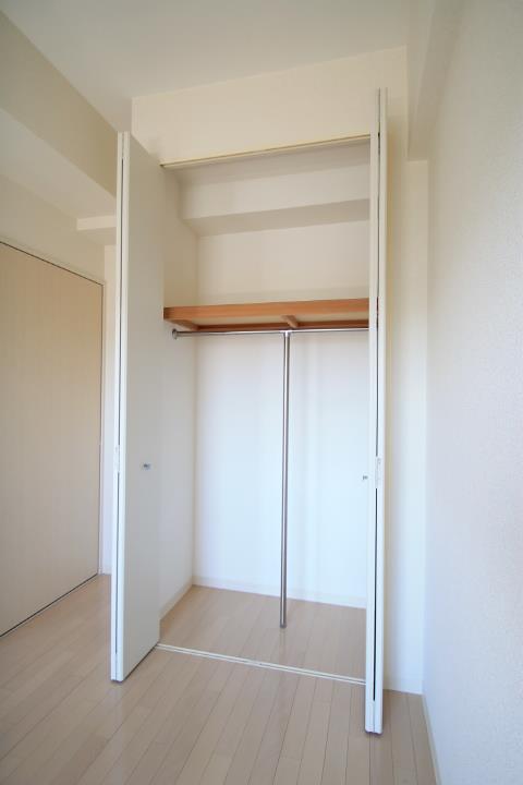 収納　ハンガーパイプ付きでコートもかけられちゃう!!