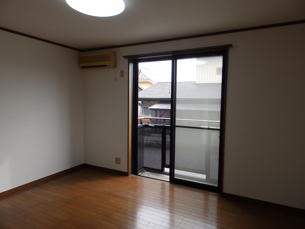 居室・リビング　２階角部屋です