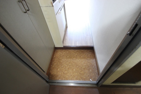 玄関　※写真は別号室です
