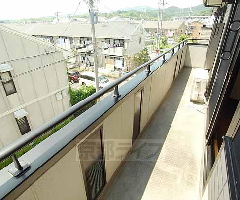 バルコニー　日当たりの良い広々バルコニー