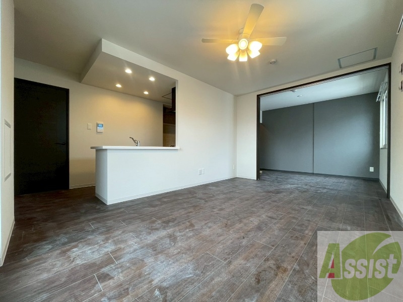 居室・リビング　リビングです。窓が大きくて明るいですね！