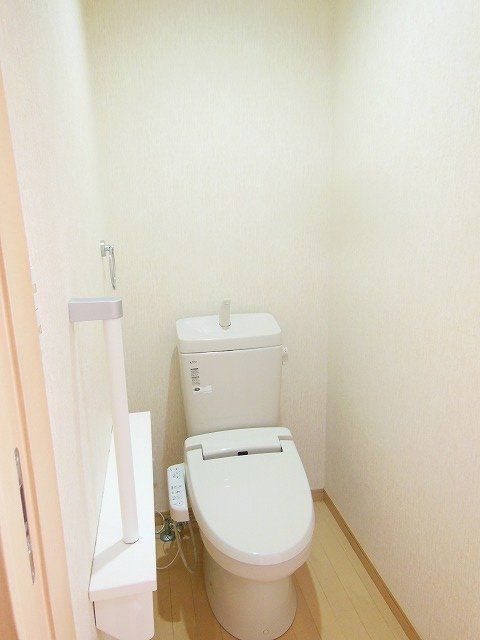 神戸電鉄粟生線 恵比須駅 徒歩8分 2階建 築15年のトイレ写真