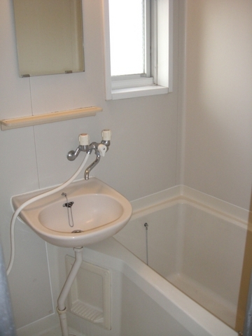 バス・シャワールーム　★浴室に窓もあります★