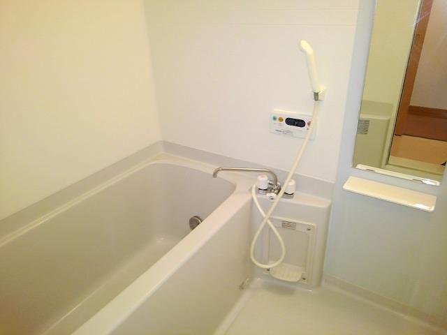 バス・シャワールーム　コンパクトで使いやすいお風呂です