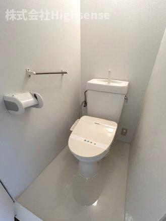 トイレ　落ち着いた色調のトイレです