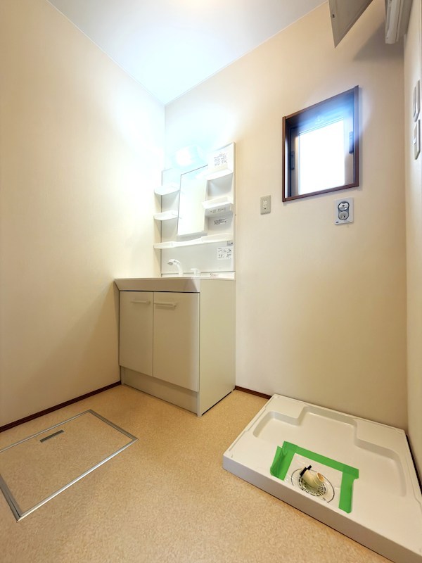 トイレ　温水洗浄便座を完備しております。