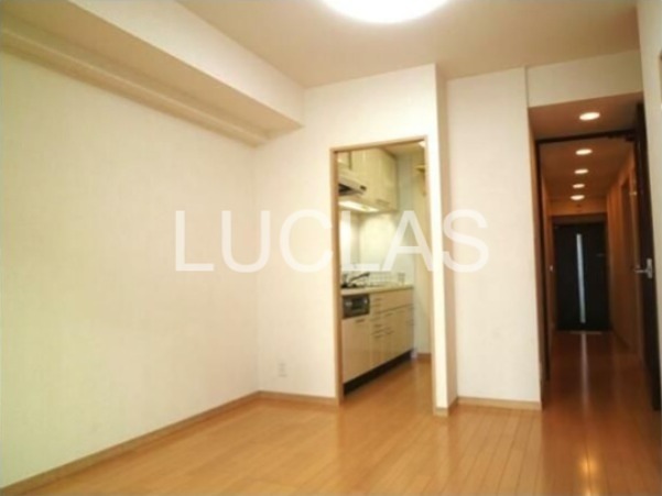 居室・リビング　落ち着いた色味の床材がくつろぎ空間を演出♪